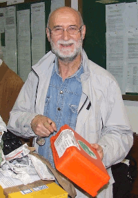 Peppe Lomardo con cassetta di pronto soccorso